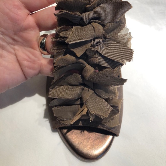 BR metallic brown 3” heels with peep-toe & strap - Picture 4 of 8